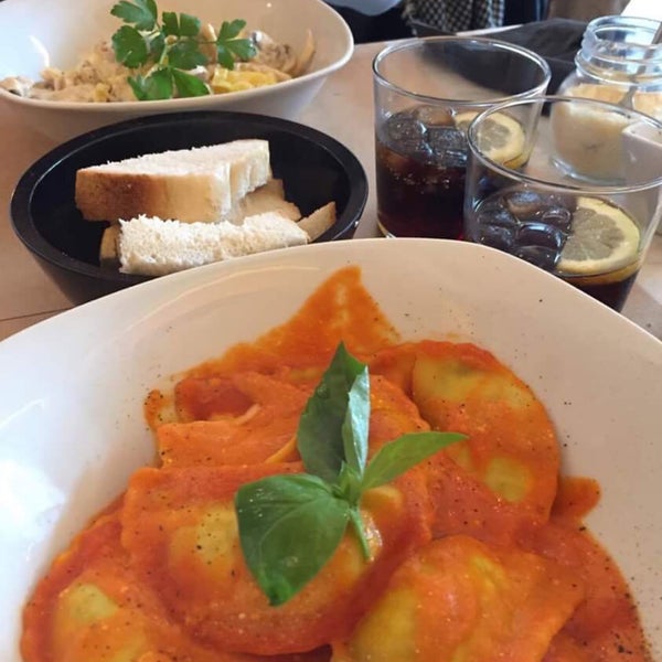 Tagliatelli met kip en champignons is hemels. Ook de ravioli ricotta e spinaci is geweldig! #greatfood #foodporn #meerdandemoeitewaard