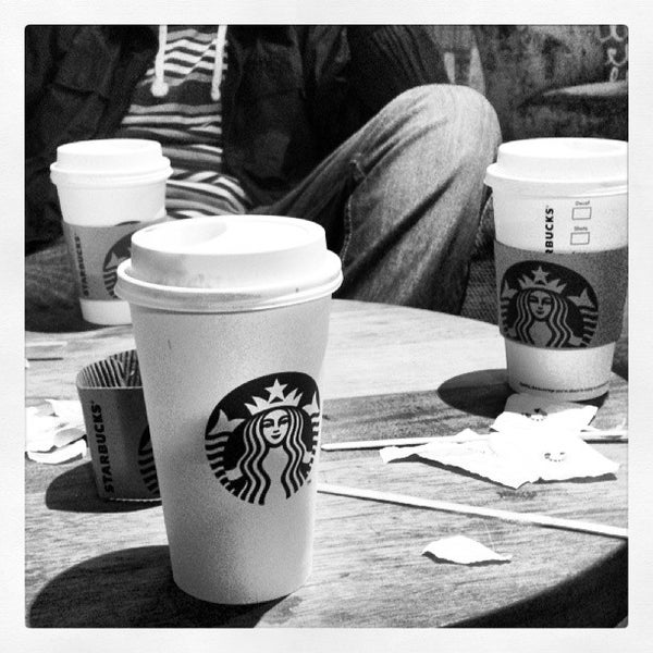 Foto tirada no(a) Starbucks Courtenay Central por Francisco Germán V. em 6/20/2013