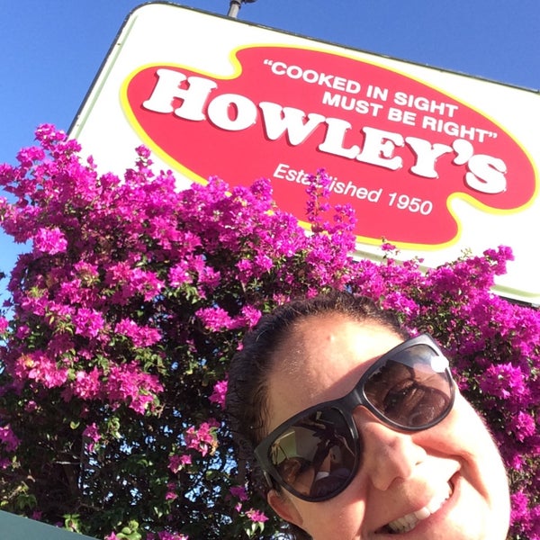 Photo prise au Howley&#39;s Restaurant par Jordan K. le11/8/2015