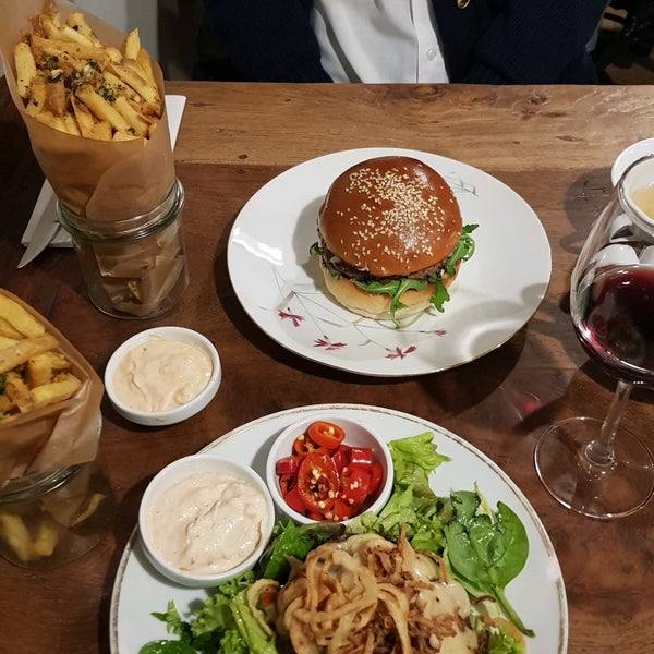 Das Foto wurde bei Dish fine burger bistro von Honza M. am 10/13/2020 aufgenommen