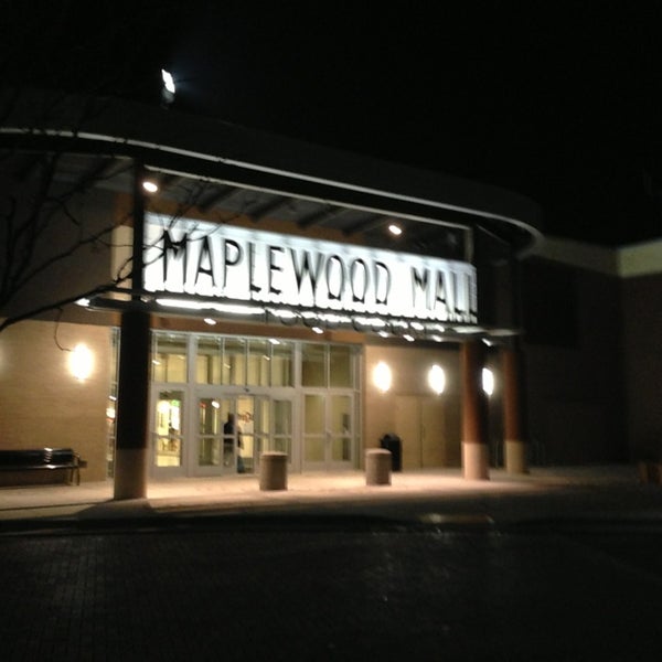 Foto tomada en Maplewood Mall  por Jim D. el 11/8/2013