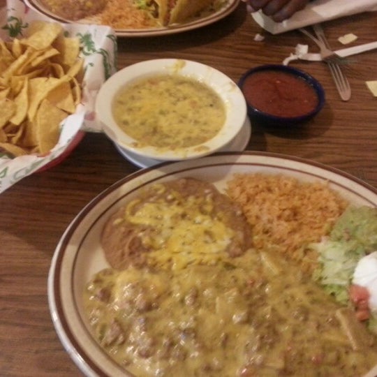 รูปภาพถ่ายที่ Los Cerritos Mexican Restaurant โดย Toni M. เมื่อ 1/6/2013