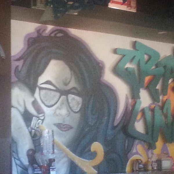 Foto tomada en Graffiti Junktion  por Cathye R. el 2/16/2014