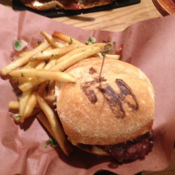 3/8/2013 tarihinde Todd D.ziyaretçi tarafından High Heat Burgers &amp; Tap'de çekilen fotoğraf