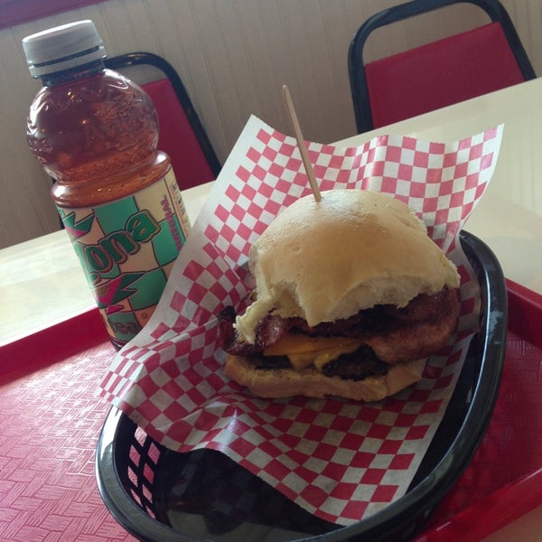 รูปภาพถ่ายที่ Burger 25 Toms River โดย ᴡ M. เมื่อ 4/2/2013