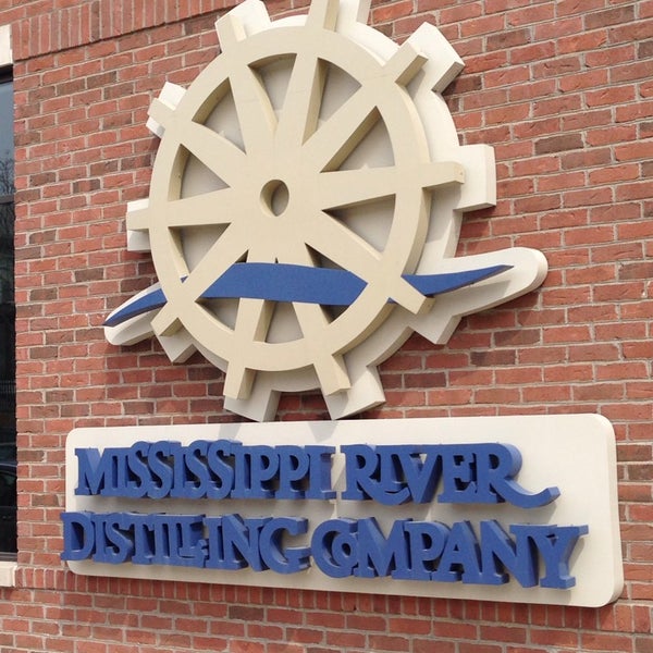 4/12/2014 tarihinde Dee S.ziyaretçi tarafından Mississippi River Distilling Company &amp; Cody Road Cocktail House'de çekilen fotoğraf