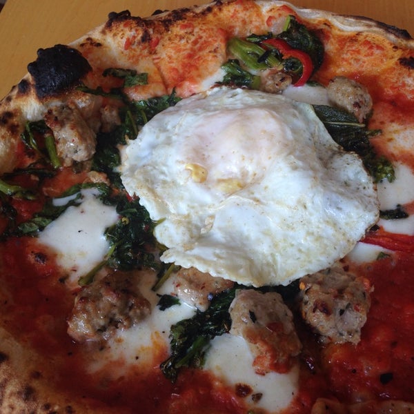 10/13/2014 tarihinde Oliviaziyaretçi tarafından Pizzeria Ortica'de çekilen fotoğraf