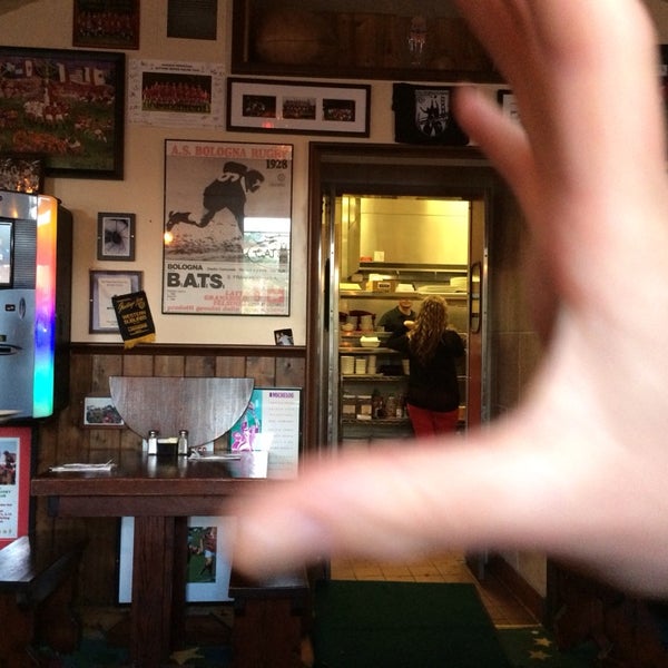 3/29/2014にArtemがUp &amp; Under Pub and Grillで撮った写真
