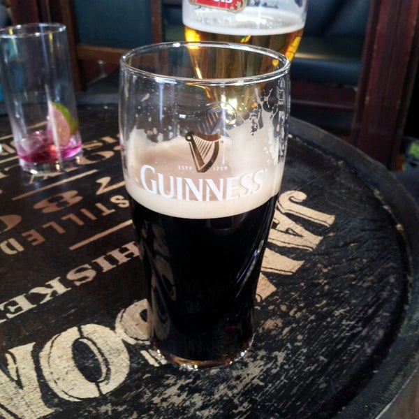 Снимок сделан в Jinty McGuinty&#39;s Irish Bar пользователем Andrew T. 4/1/2013