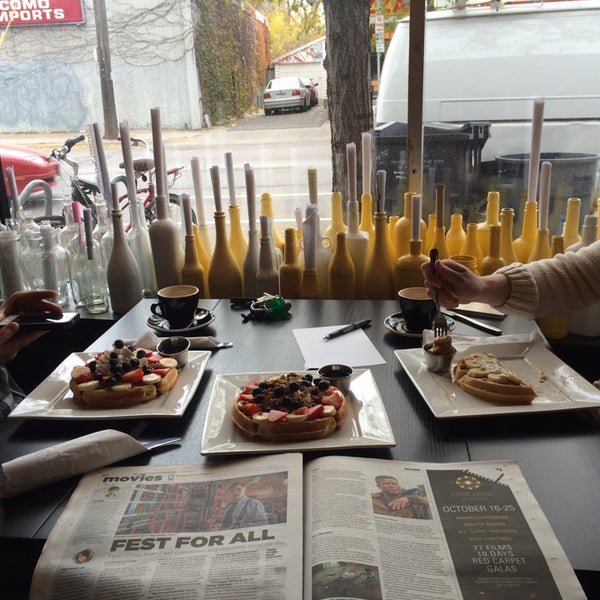 รูปภาพถ่ายที่ Black Coffee &amp; Waffle Bar โดย G W. เมื่อ 10/22/2014