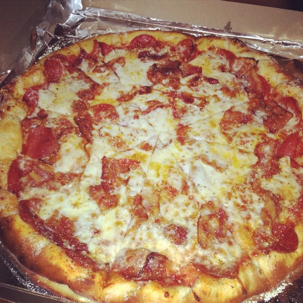 Foto tirada no(a) Pretzel &amp; Pizza Creations por Trey S. em 6/18/2014