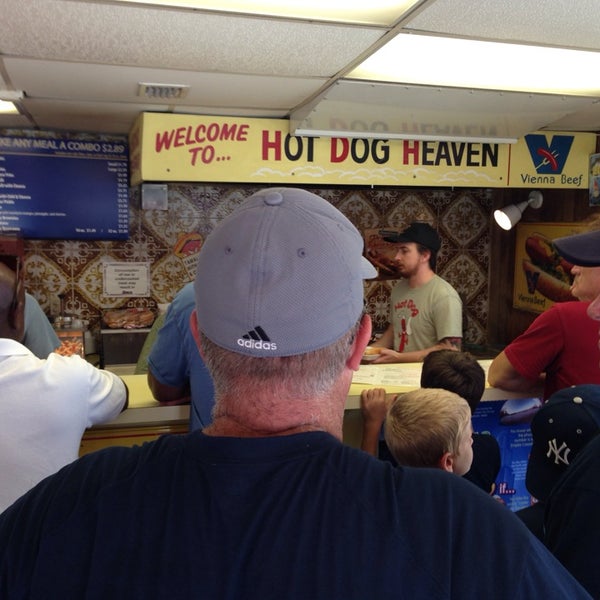 6/14/2014 tarihinde Jota S.ziyaretçi tarafından Hot Dog Heaven'de çekilen fotoğraf