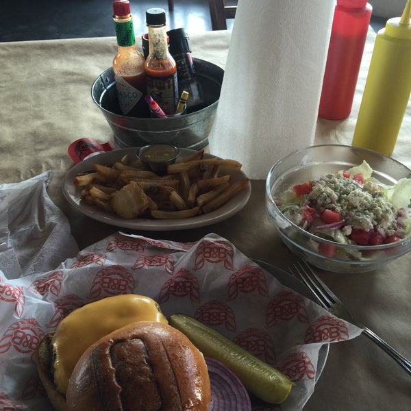 Das Foto wurde bei Burger &amp; Beer Joint von Jota S. am 5/15/2015 aufgenommen