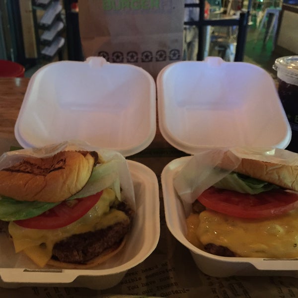 Foto tirada no(a) BurgerFi por Jota S. em 7/26/2015
