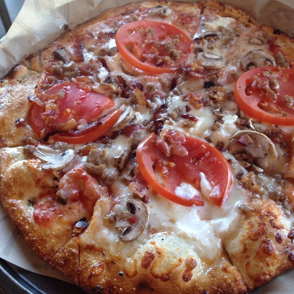 Foto diambil di Pieology Pizzeria Balboa Mesa, San Diego, CA oleh Arabella B. pada 7/5/2014