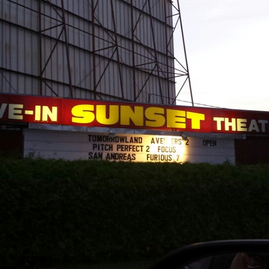 Foto tomada en Sunset Drive-In Theatre  por Jennifer F. el 5/30/2015