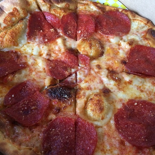 12/21/2014 tarihinde eating N.ziyaretçi tarafından Dolce Vita Pizzeria'de çekilen fotoğraf