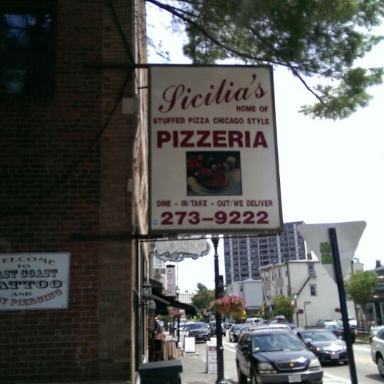 Photo taken at Sicilia&#39;s Pizzeria by Dion on 7/26/2014