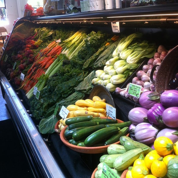 7/11/2013 tarihinde Nicky B.ziyaretçi tarafından Local Choice Produce Market'de çekilen fotoğraf