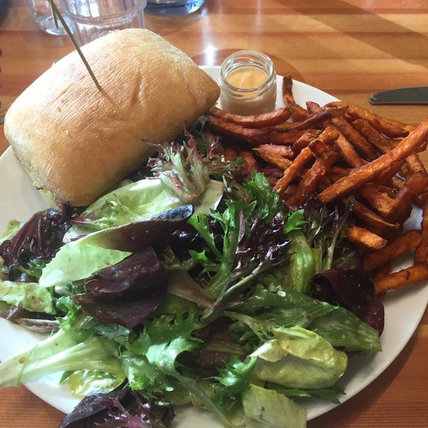 2/8/2018 tarihinde Nicky B.ziyaretçi tarafından Heirloom Vegetarian Restaurant'de çekilen fotoğraf