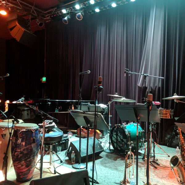 Foto diambil di Dimitriou&#39;s Jazz Alley oleh Brandon W. pada 8/4/2018