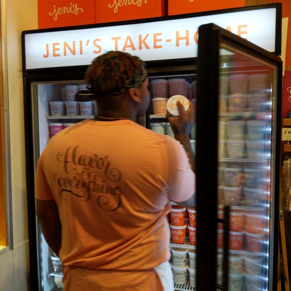 Снимок сделан в Jeni&#39;s Splendid Ice Creams пользователем jbrotherlove 3/1/2019