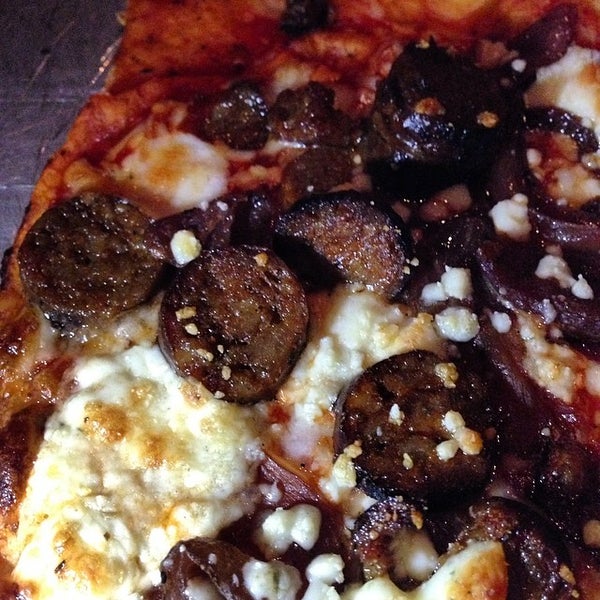รูปภาพถ่ายที่ Pizzeria Vesuvius โดย jbrotherlove เมื่อ 4/27/2014