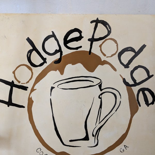 Das Foto wurde bei Hodgepodge Coffeehouse and Gallery von jbrotherlove am 2/25/2018 aufgenommen