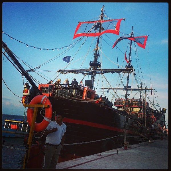 6/25/2013 tarihinde Kelly T.ziyaretçi tarafından Captain Hook Pirate Ship'de çekilen fotoğraf