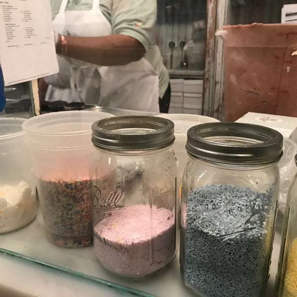 Photo taken at Magnolia Bakery by Laura D. on 3/30/2018