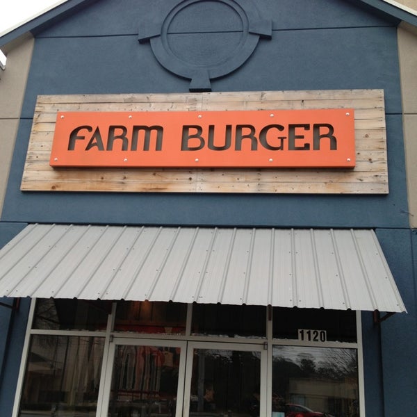 Foto tirada no(a) Farm Burger por OvenPOP 360 S. em 3/23/2013