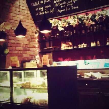 Foto tirada no(a) Mezze Bar &amp; Bistro por SweeLeng O. em 12/7/2012