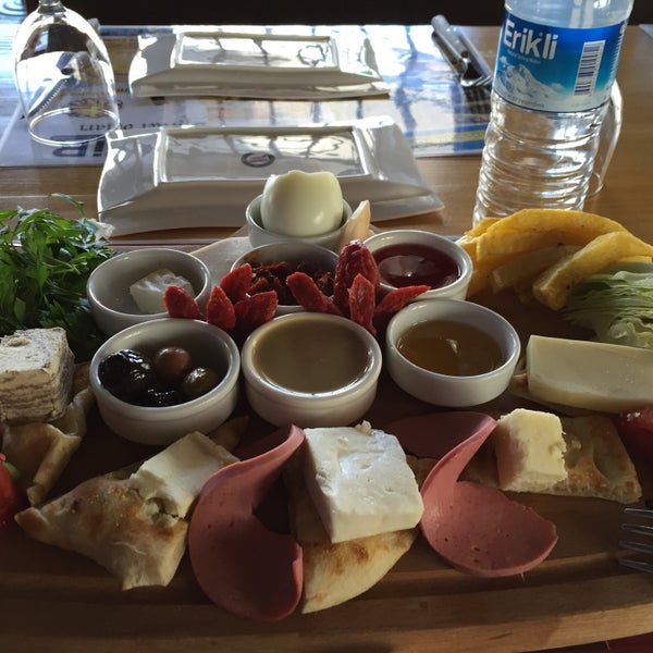 Снимок сделан в Safir Ocakbaşı ve Restaurant пользователем F£r!₺ 😎✈️ Ü. 4/11/2015