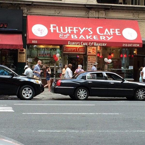 Foto scattata a Fluffy&#39;s Cafe &amp; Pizzeria da Liz K. il 6/22/2014