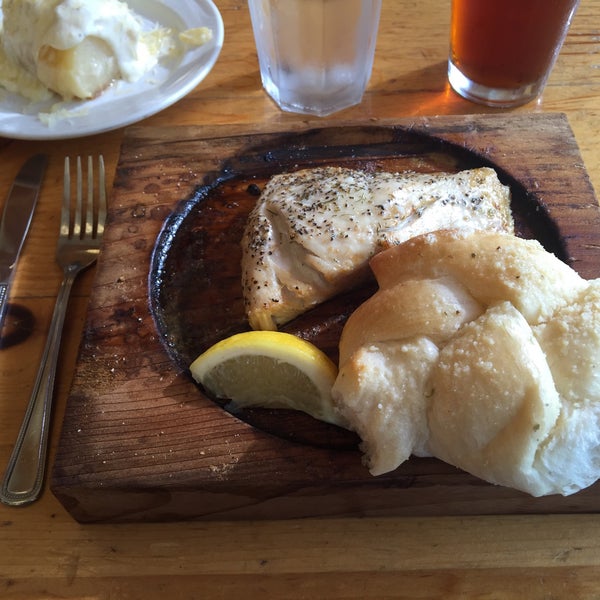 Foto tirada no(a) Twisted Fish Company Alaskan Grill por Angelina D. em 9/13/2015