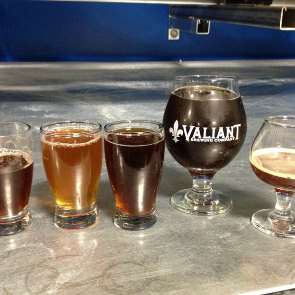 2/10/2013 tarihinde Summer E.ziyaretçi tarafından Valiant Brewing Company'de çekilen fotoğraf