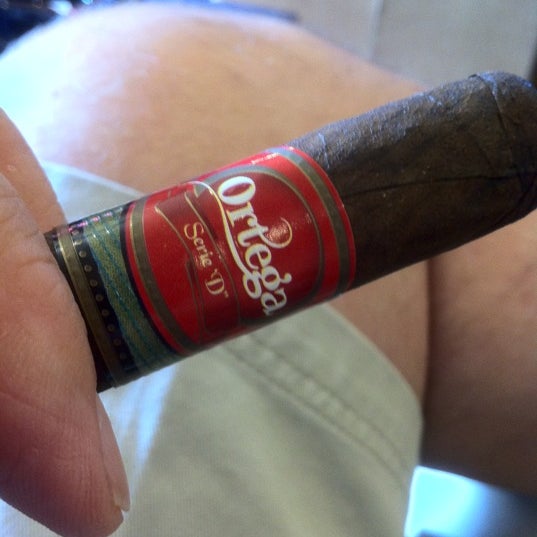 รูปภาพถ่ายที่ Tobacco Locker Cigar Bar โดย John C. เมื่อ 11/10/2012