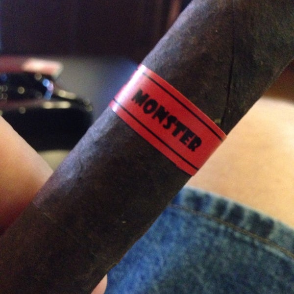 รูปภาพถ่ายที่ Tobacco Locker Cigar Bar โดย John C. เมื่อ 10/20/2013