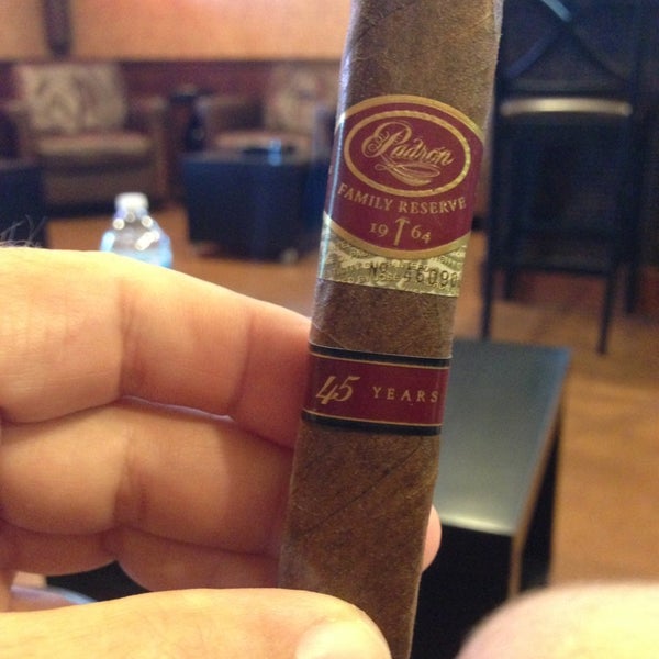 รูปภาพถ่ายที่ Tobacco Locker Cigar Bar โดย John C. เมื่อ 9/3/2013