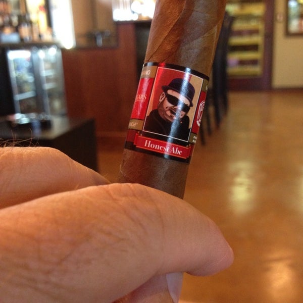 รูปภาพถ่ายที่ Tobacco Locker Cigar Bar โดย John C. เมื่อ 6/15/2013