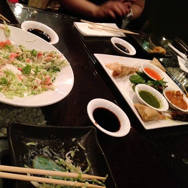 Foto tirada no(a) Wasabi Asian Plates &amp; Sushi Bar por Beiley K. em 4/22/2013