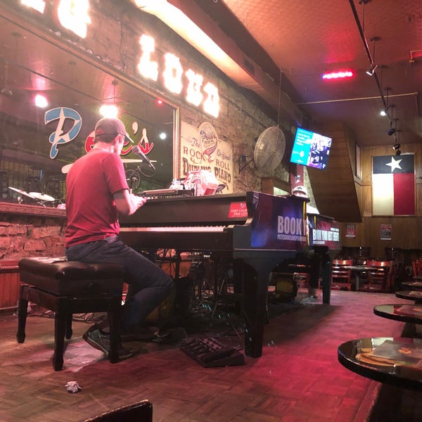 Снимок сделан в Pete&#39;s Dueling Piano Bar пользователем Jair A. 3/21/2018