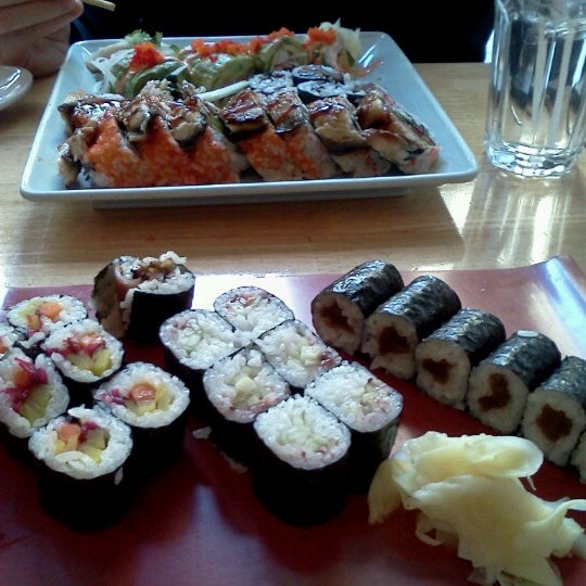 1/8/2013 tarihinde Fast Paced Foodieziyaretçi tarafından Monster Sushi'de çekilen fotoğraf
