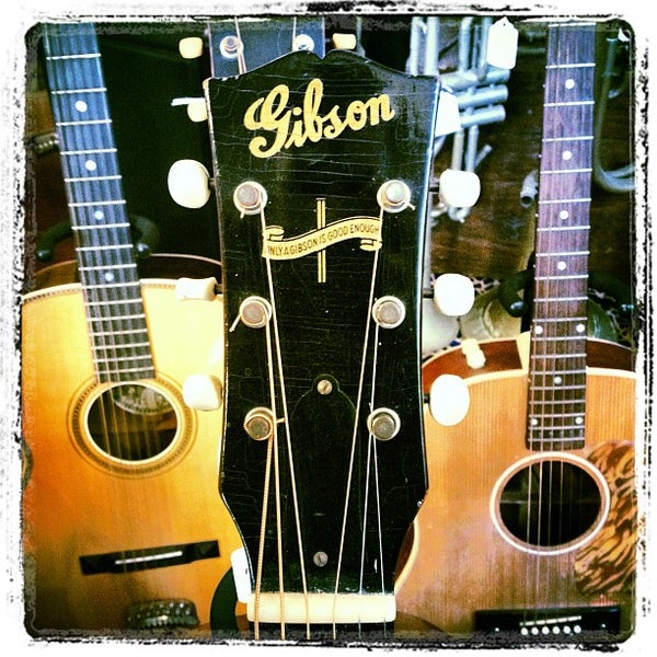 Foto diambil di Retrofret Vintage Guitars oleh Chris C. pada 10/13/2012