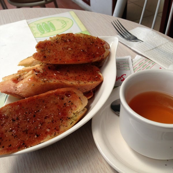 1/12/2013にdixxielandがThree to Five Afternoon Tea Cafeで撮った写真