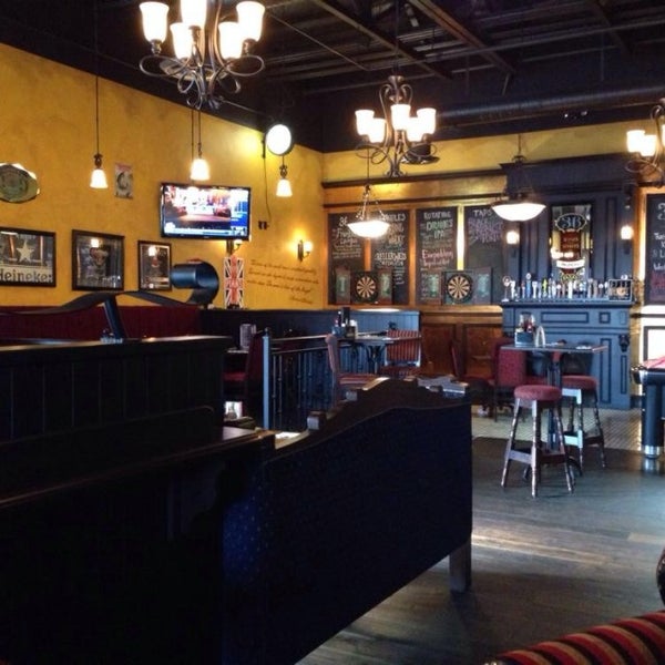 Foto scattata a 36 Handles Pub &amp; Eatery da Kelsey W. il 11/27/2013