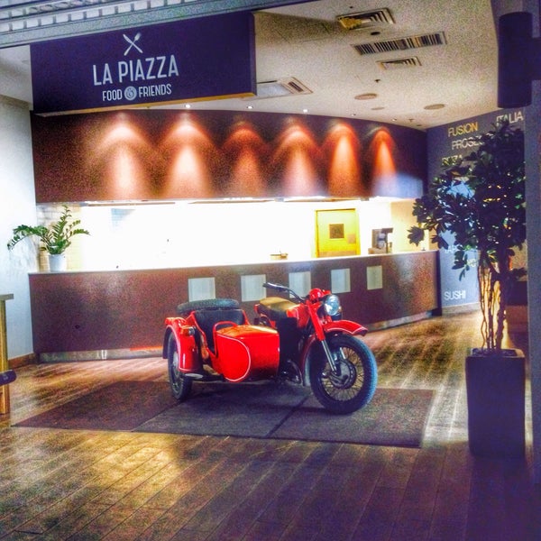 รูปภาพถ่ายที่ La Piazza Food &amp; Friends โดย Bohdan V. เมื่อ 12/21/2014