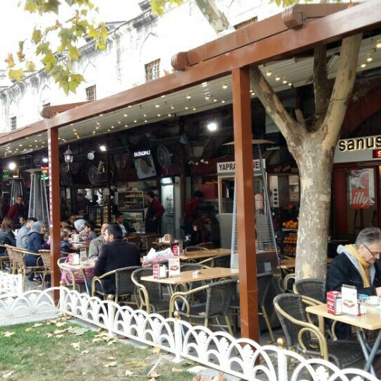 Das Foto wurde bei sanus restaurant|café von Altuğ H. am 11/21/2015 aufgenommen