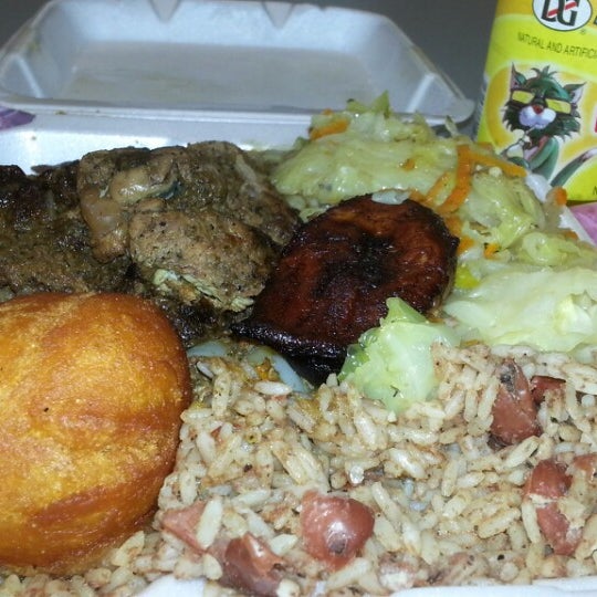 Foto scattata a Ackee Bamboo Jamaican Cuisine da Queena D. il 6/24/2014