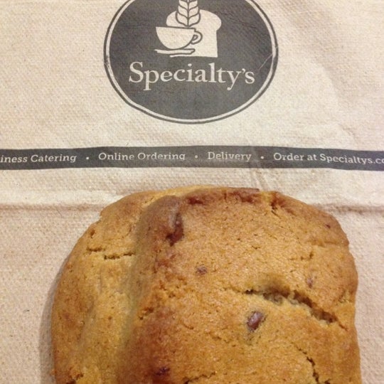 Das Foto wurde bei Specialty’s Café &amp; Bakery von Queena D. am 1/26/2013 aufgenommen